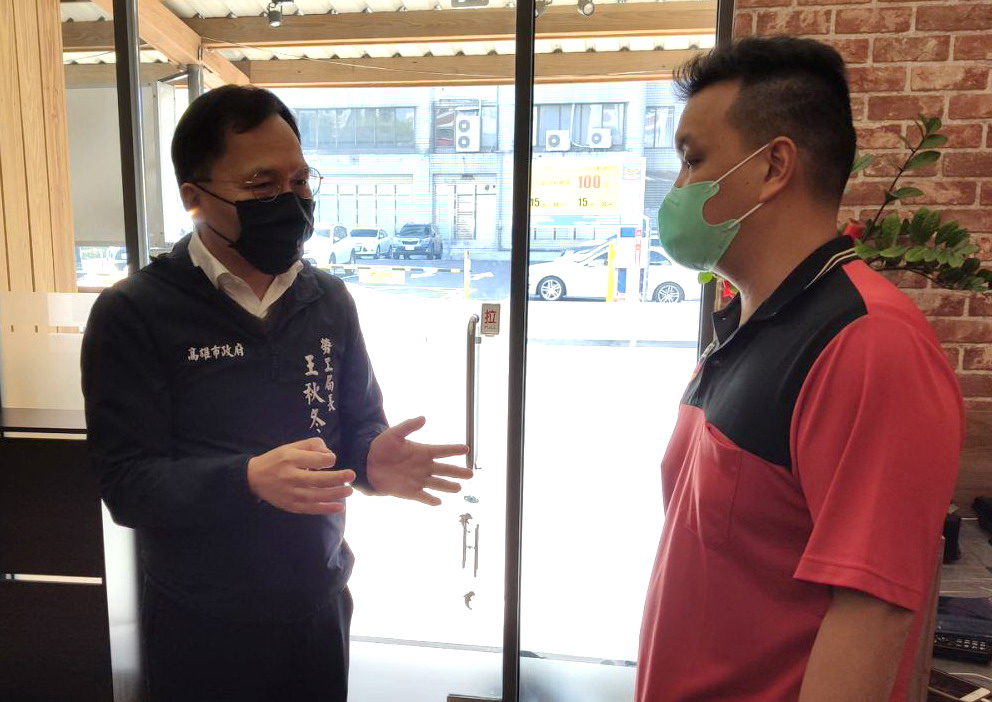 ▲高雄市勞工局局長王秋冬(左)表示，教育部宣布高中以下延後開學至2月25日，該局會配合有關武漢肺炎疫情防治隔離作業。(圖／記者黃守作攝，2020.02.02)