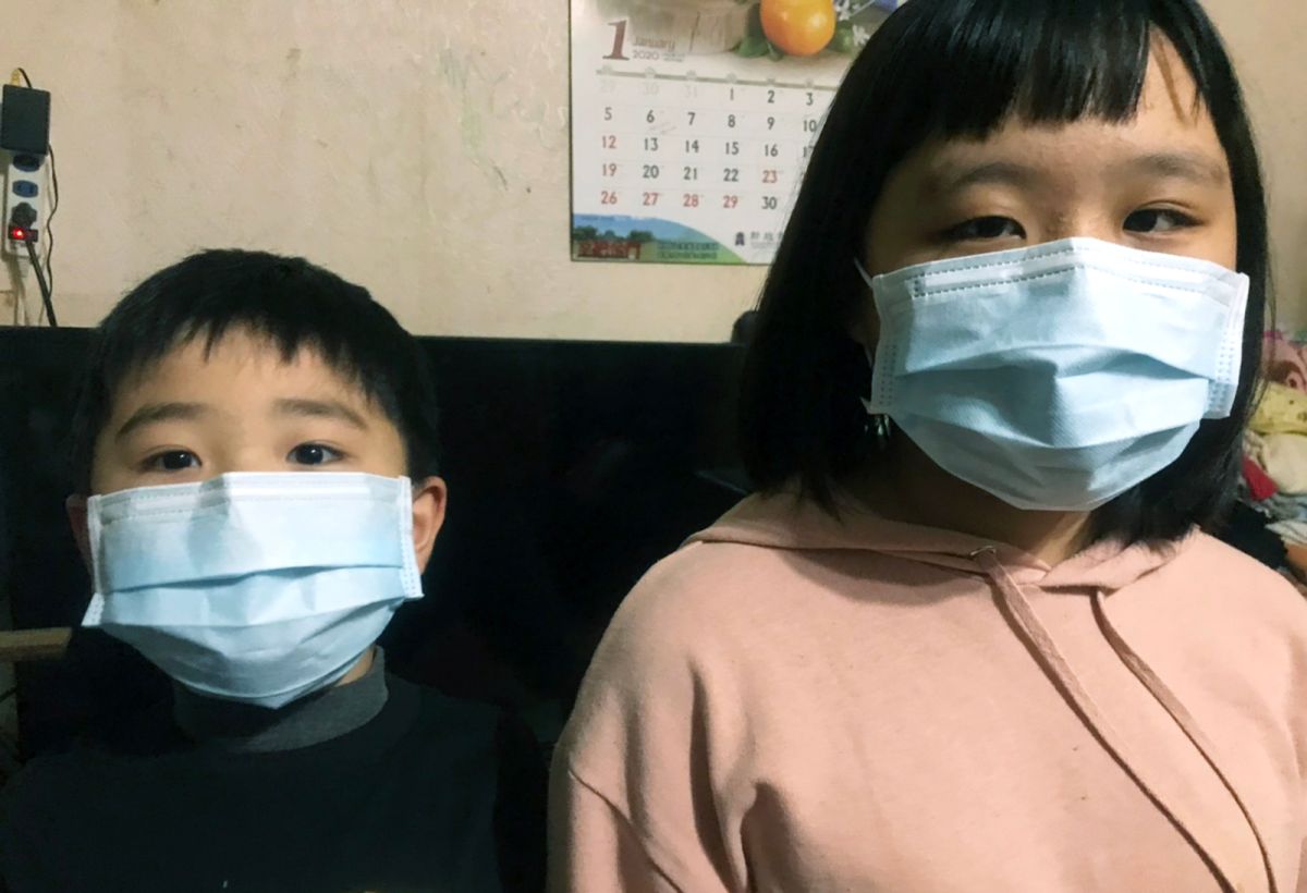 ▲高中以下學校將以延長寒假，縮短暑假的方式將開學日延至2月25日，基於12歲以下學童需要照護，並宣布家長其中一人可請「防疫假」在家照護。（圖／記者李春台攝, 2020.02.02）