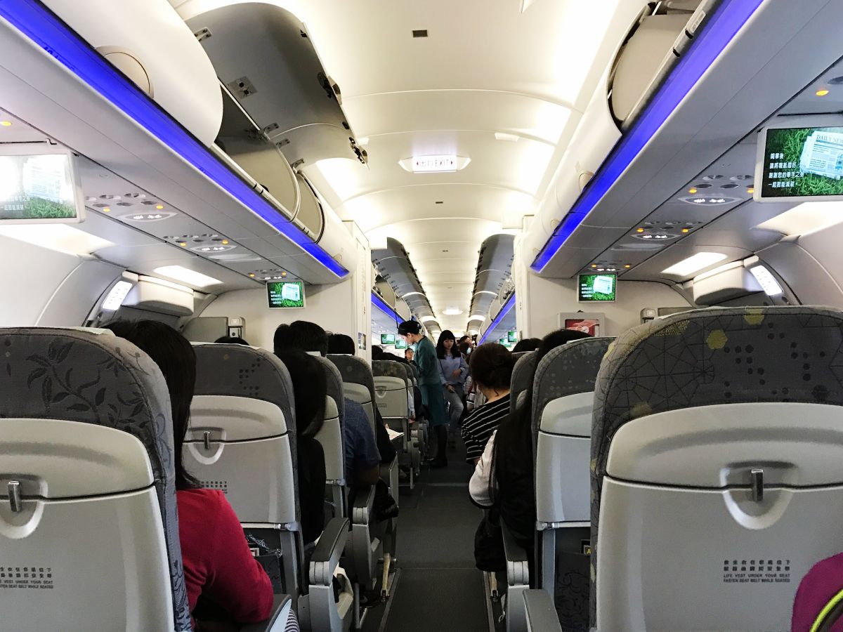 ▲乘客搭飛機時常出現失禮的行為，其中1動作被許多空服員公認沒禮貌，更有人一天被嚇到2次。（圖／NOWnews資料照，記者郭俊暉攝）