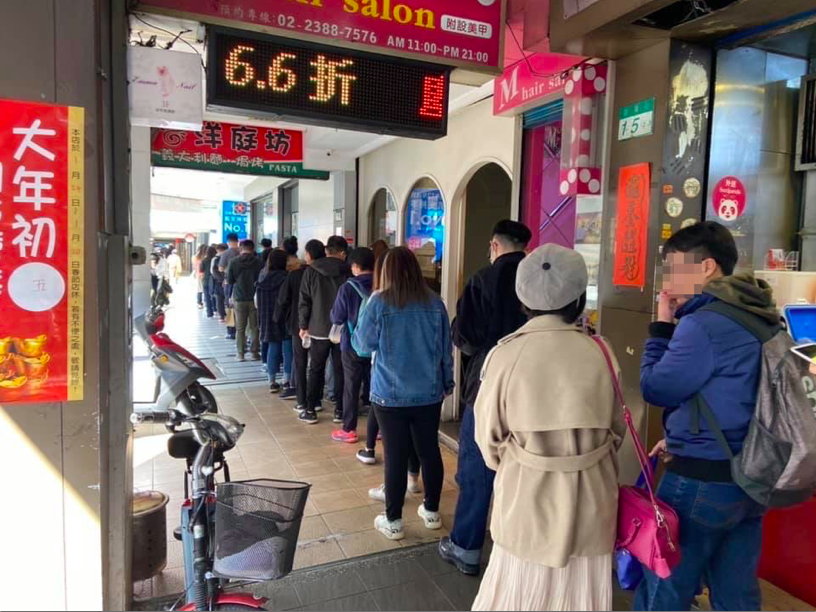 ▲武漢肺炎疫情導致口罩「一罩難求」，民眾大排長龍搶買口罩。（圖／記者呂炯昌攝）