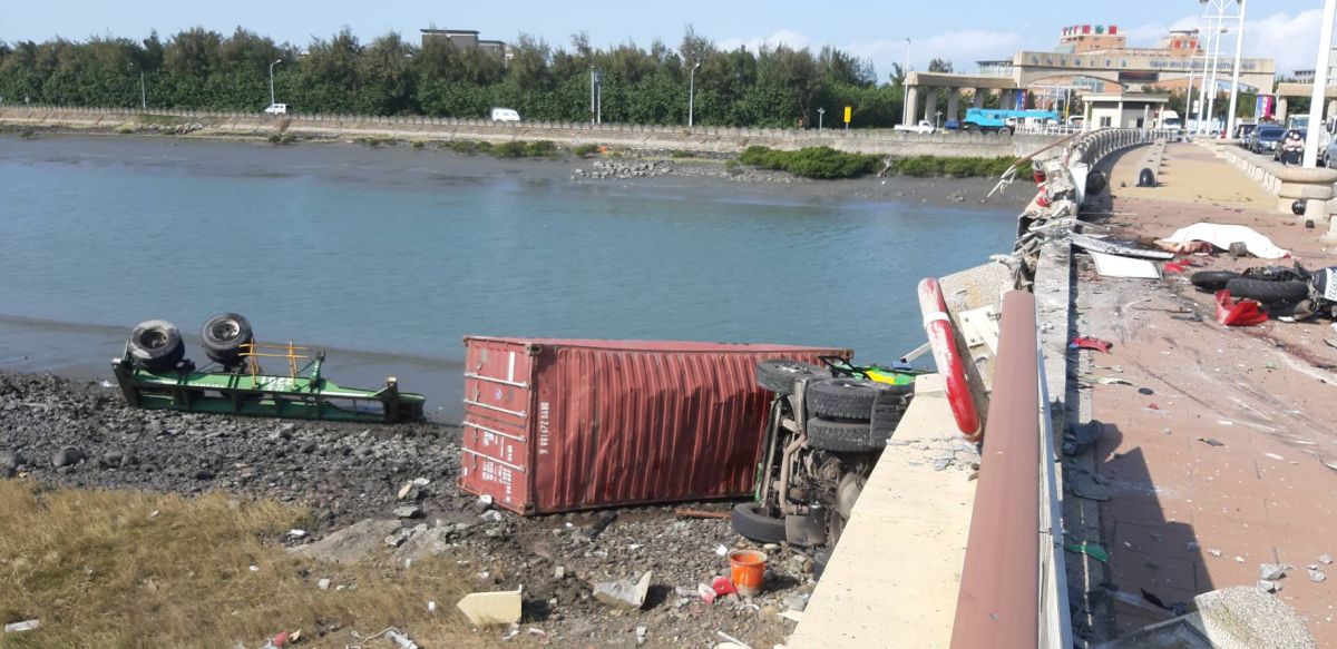 ▲彰濱工業區入口處驚傳10輛車的連環大車禍，造成1輛聯結車衝破橋面護欄墜落河床。（圖／記者陳雅芳翻攝，2020.02.03）