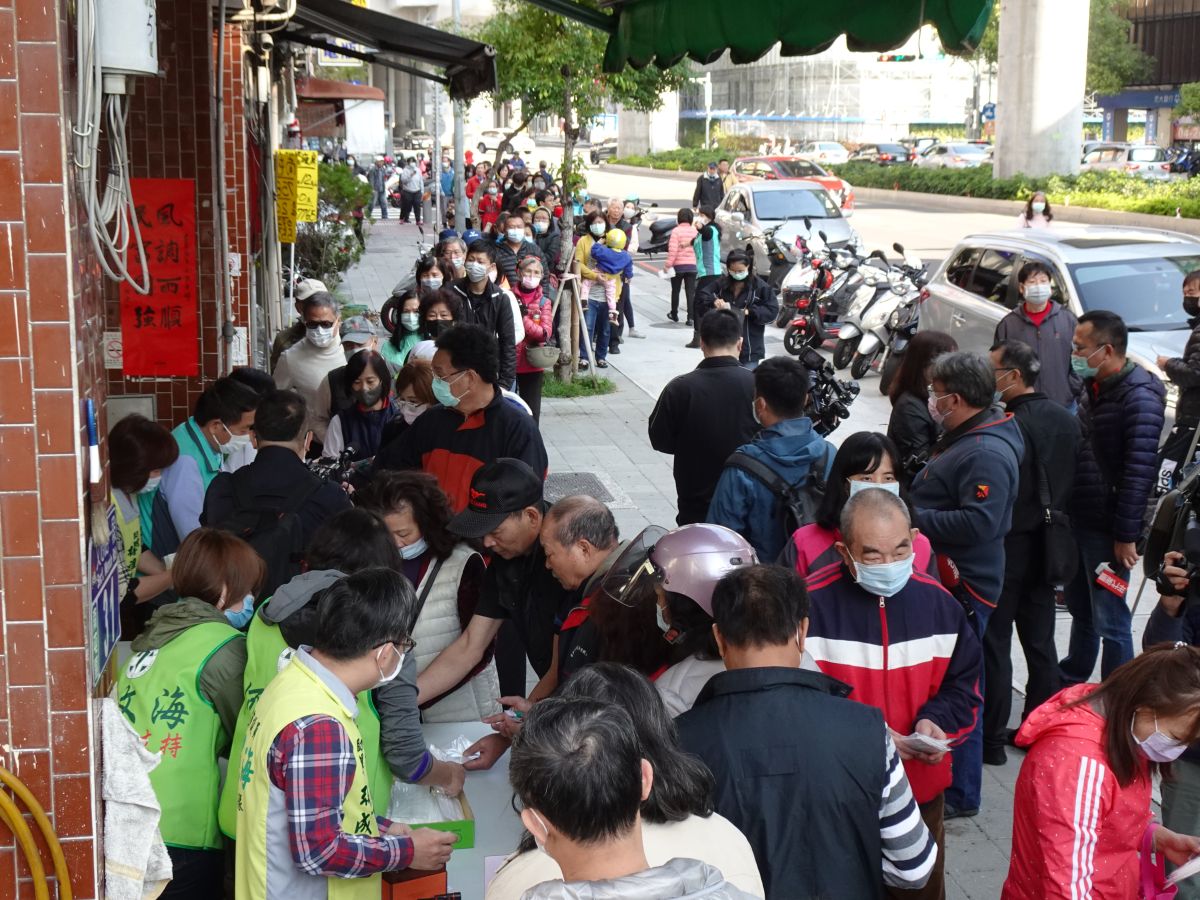 ▲議員何文海在服務處免費發送6千片口罩。 (圖／柳榮俊攝2020.2.3)