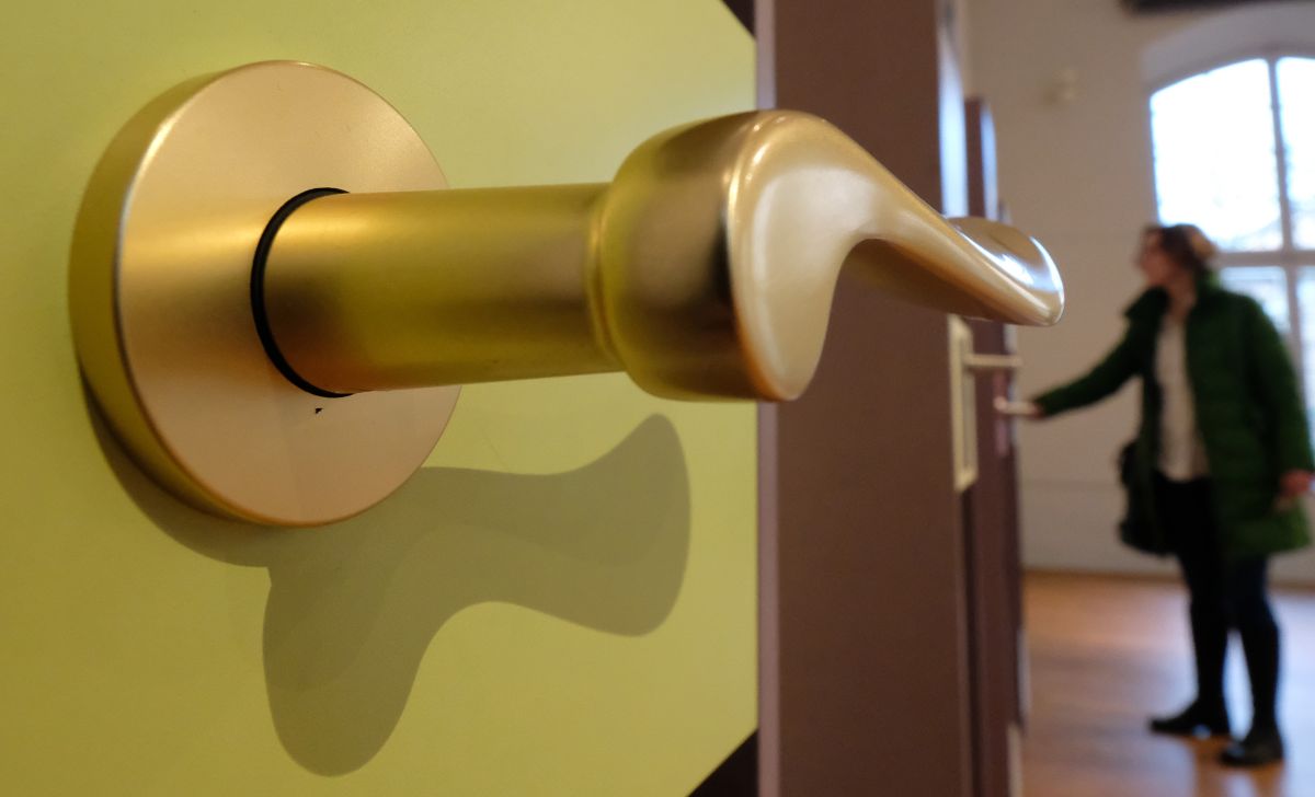 ▲中國廣州疾控檢測單位，近日在確診武漢肺炎之患者的住家門把上，發現新型冠狀病毒的核酸。示意圖非當事人。（圖／美聯社／達志影像）