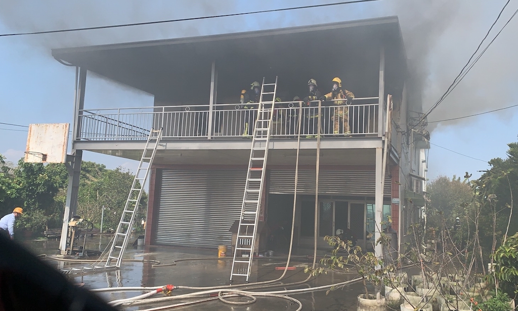 ▲嘉義縣消防員登節梯到二樓救火，1名消防員即因節梯變形，摔落地面受傷。（圖／記者陳惲朋翻攝 ）