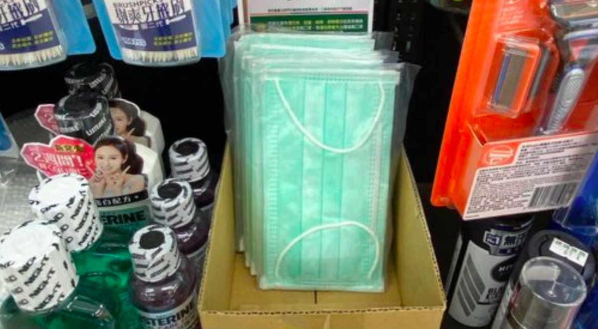▲從今（ 6 ）日起，民眾要購買口罩需持健保卡至藥局購買。（圖／翻攝PTT）
