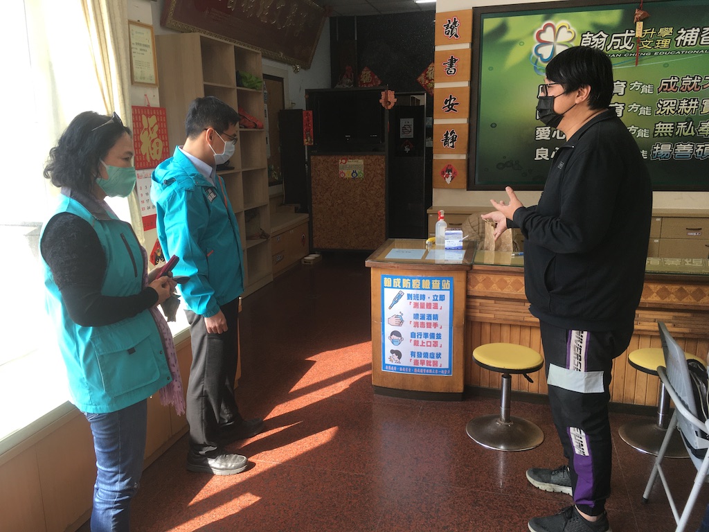 ▲教育處長陳添丁分別到各補習班及私立幼兒園等，全面強化防疫作為。（圖／記者陳惲朋翻攝 ）