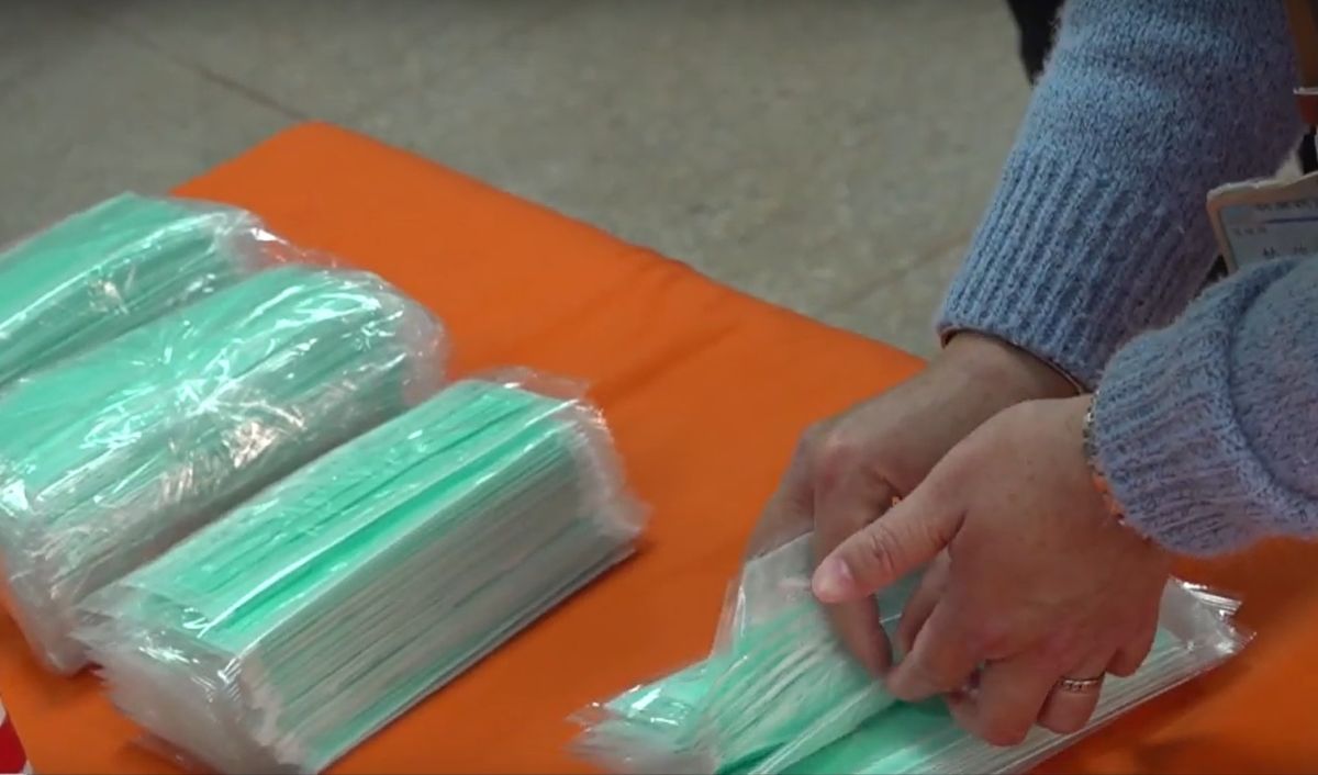 ▲縣府將年前採購的「抗揚塵罩健康」醫療用口罩，應急發放學校防疫武漢肺炎的口罩荒。（圖／記者蘇榮泉攝，2020.02.03）