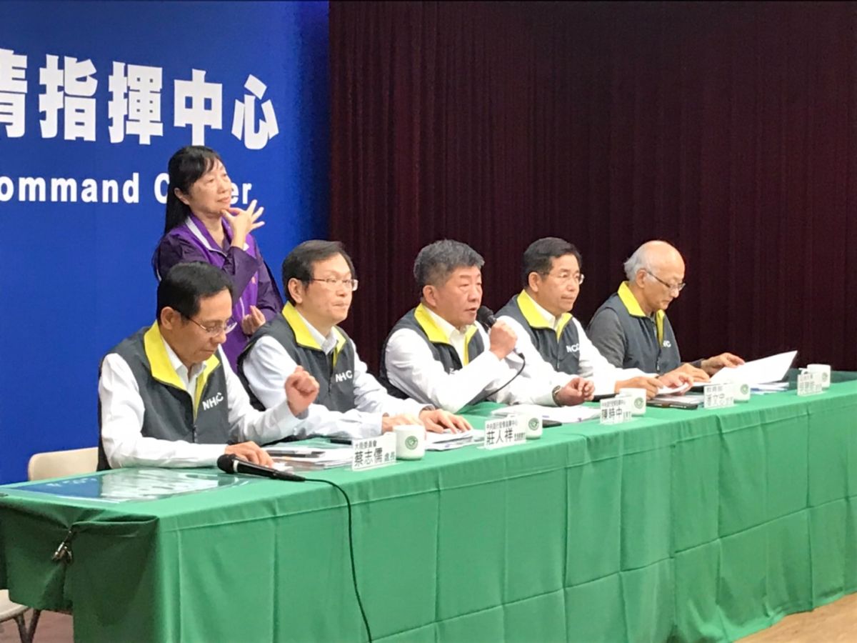 ▲中央流行疫情指揮中心指揮官陳時中（左三）說明大陸武漢肺炎情況。（圖／記者賴志昶攝）