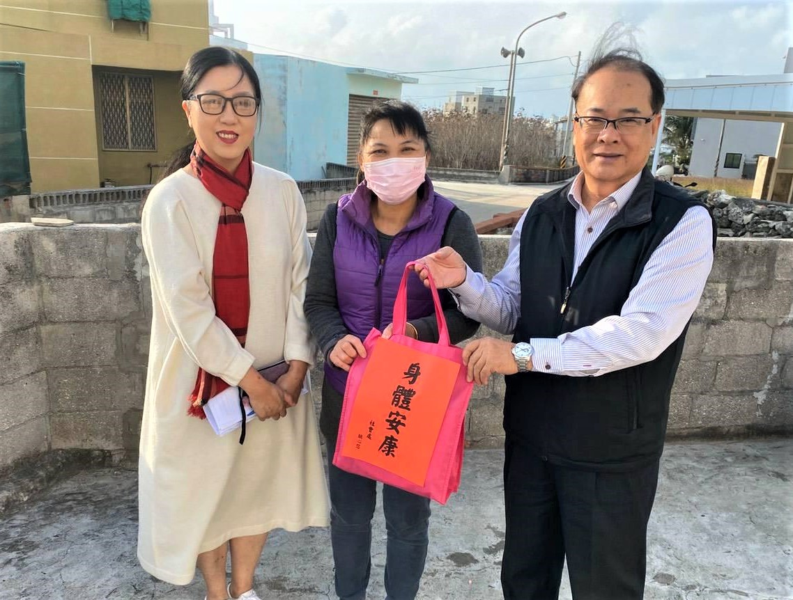 ▲澎湖縣長賴峰偉指派一級主管站上防疫最前線，一人一村里主動下鄉宣導防疫的重要性。（圖／澎湖縣政府提供）