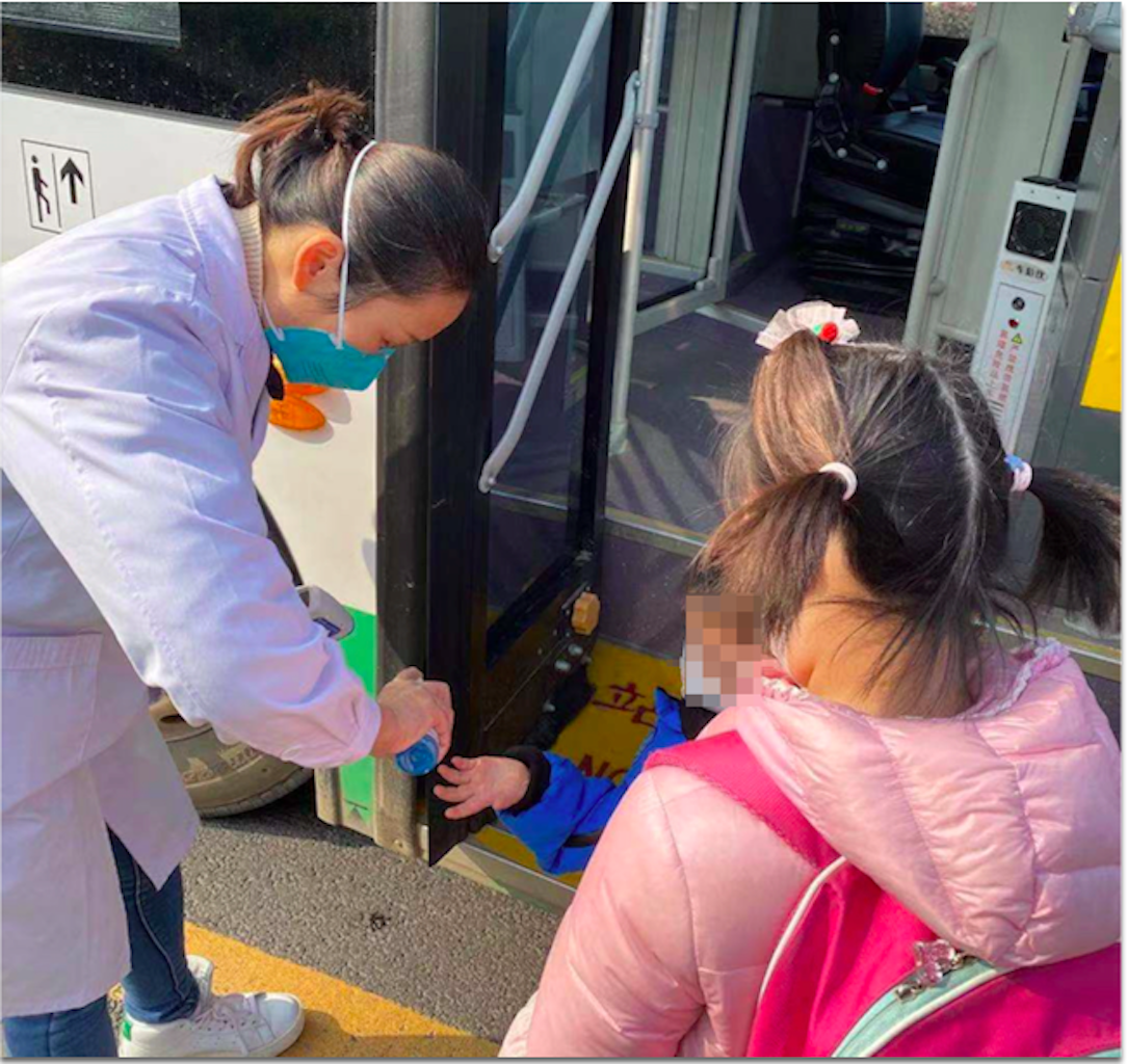 首批滯留武漢台人2日搭乘巴士，準備前往機場搭機返台。（圖／湖北武漢台胞返鄉後援會提供, 2020.2.3）