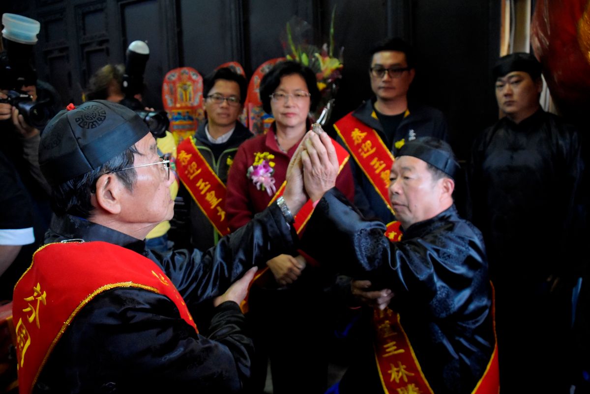 ▲2020天公到我家繞境踩街文化節芬園九角頭迎天公活動，印信交接儀式保留原汁原味。（圖／記者陳雅芳攝，2020.02.03）