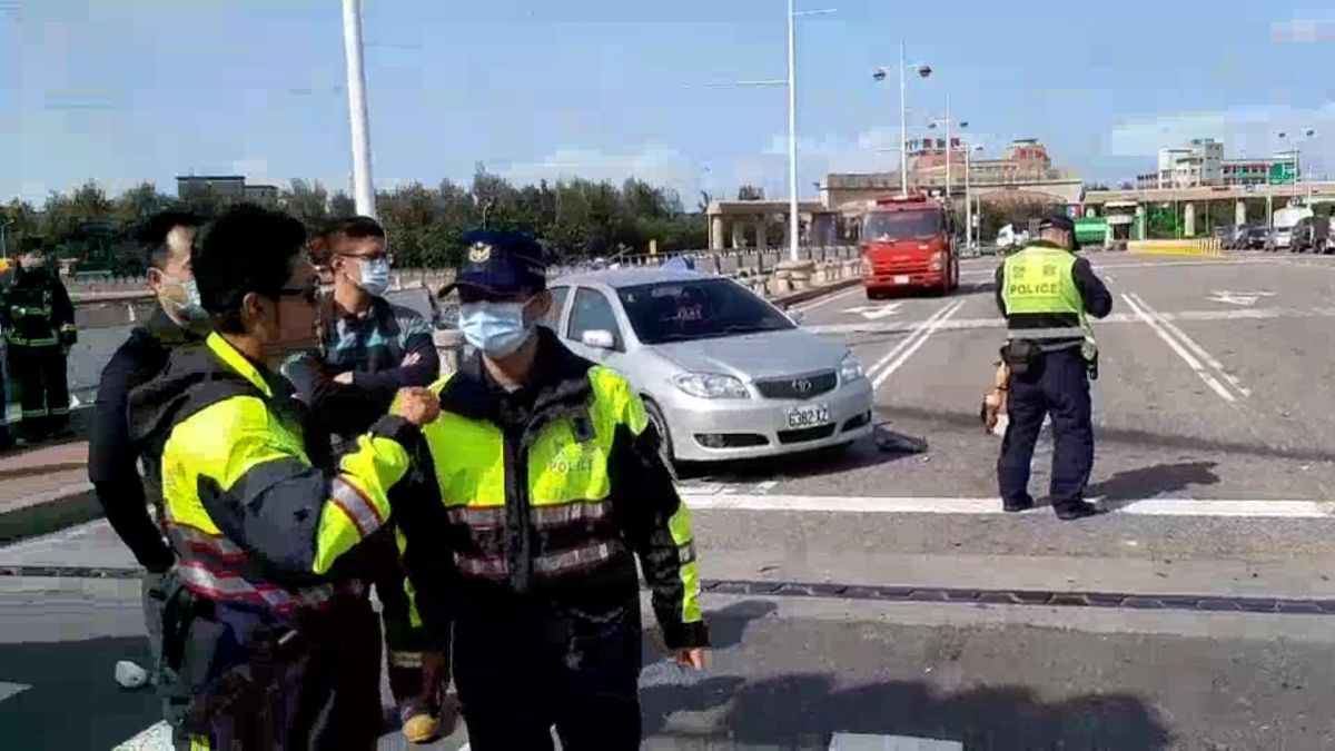 ▲彰濱工業區發生連環大車禍，肇事曳引車失控連撞多輛汽機車後失控衝落彰濱入口大橋下，警方不排除是貨櫃車煞車失靈釀禍。（圖／記者陳雅芳翻攝，2020.02.03）