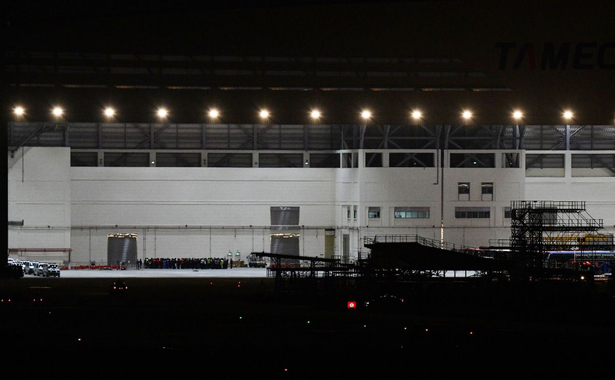 ▲桃園機場機棚陸續救護車、X光行李機進駐，數十名檢疫人員也都穿著白色防護衣在機棚待命，準備為抵台後的包機旅客進行現場初步檢測。（圖／記者林柏年攝, 2020.02.03）