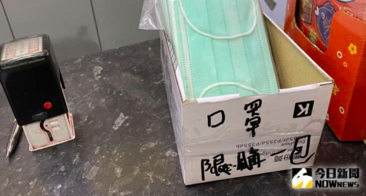 ▲明天起購買口罩將採實名制，民眾必須持健保卡至特約藥局購買。（圖／NOWnews 資料照片）
