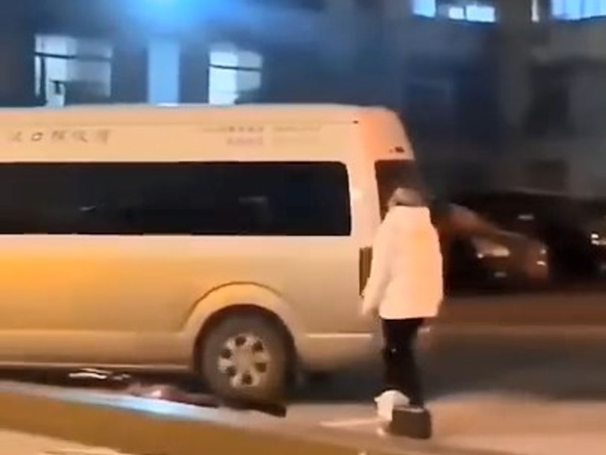 ▲近日大陸武漢 1 名女子，因為母親感染新型冠狀病毒肺炎身亡，必須盡速火化而無法好好道別，哭著追趕車輛喊媽媽，惹哭不少網友。（圖／擷取自影片）