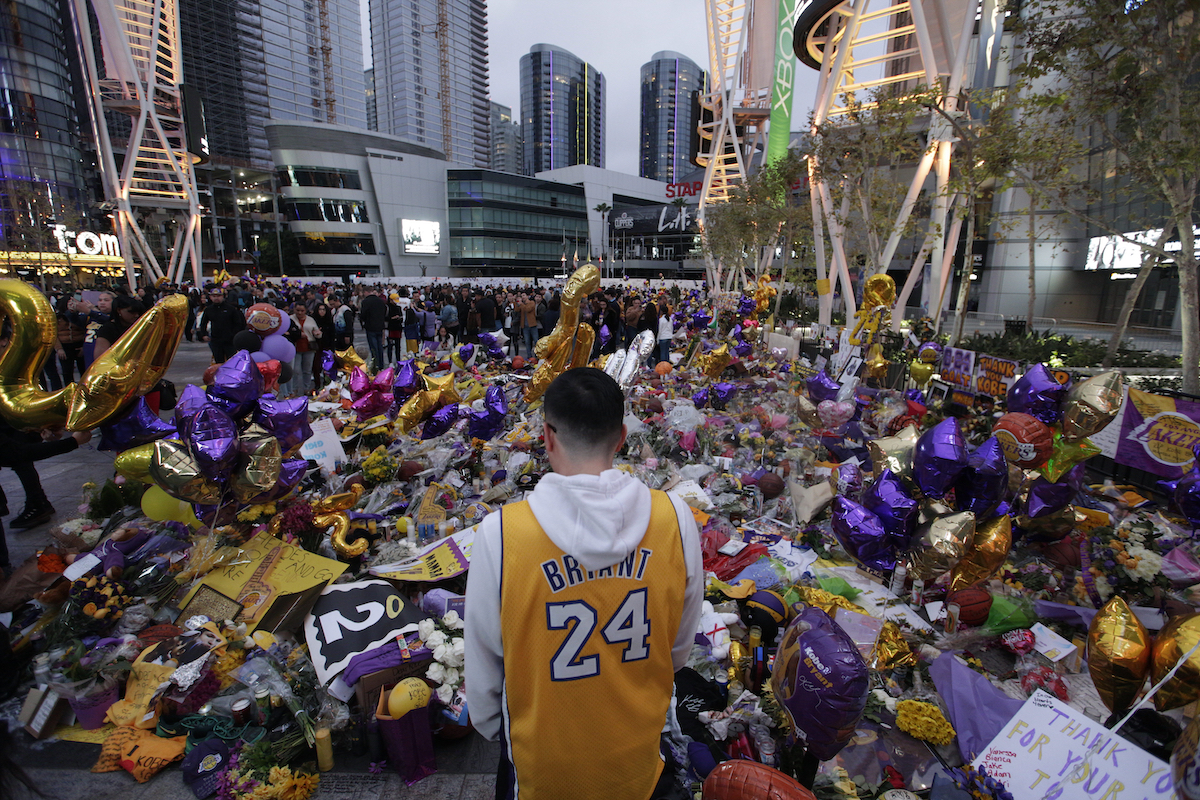 為了悼念Kobe Bryant，球迷在湖人主場周圍放置各種小物追思。（圖／美聯社／達志影像）