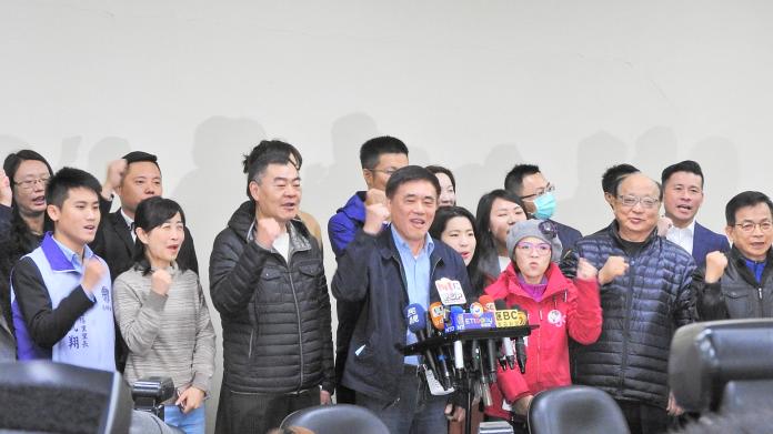前台北市長郝龍斌4日登記參選黨主席，前台中市長胡志強也陪同他。 ( 圖 / 記者陳弘志攝 )