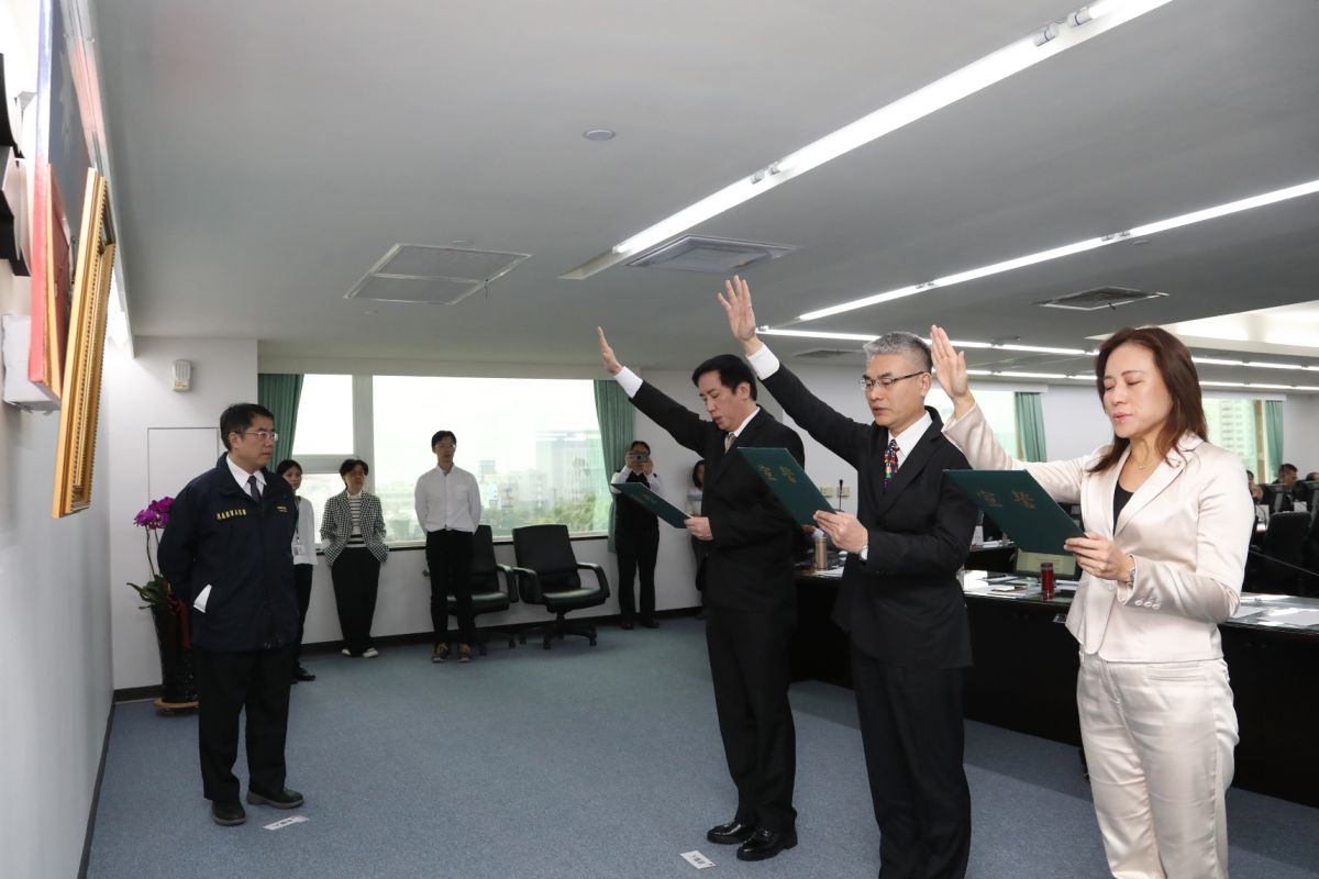 ▲南市府新聞及國際關係處、農業局及觀光旅遊局三位新任首長今（4）日宣誓就職。（圖／台南市政府）
