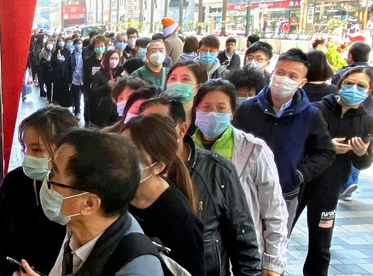 ▲武漢新型冠狀病毒肺炎爆發導致人心惶惶，排隊搶購口罩等醫療物資的現象絡繹不絕，現在竟然還傳出四川 1 名老翁刻意隱瞞武漢旅遊史，可能導致百餘名接觸者染病的惡劣消息。（圖／美聯社／達志影像）