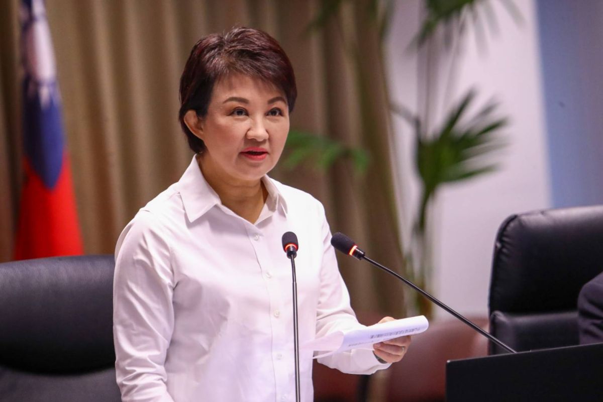 ▲中國武漢台商69人漏夜送抵台中隔離所。市長盧秀燕呼籲中央務必徹底落實隔離配套措施。 (圖／柳榮俊翻攝2020.2.4)