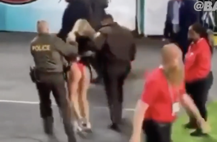 名為Kelly Green的女子在超級盃中露臀被警方逮補。（圖／取自YouTube）