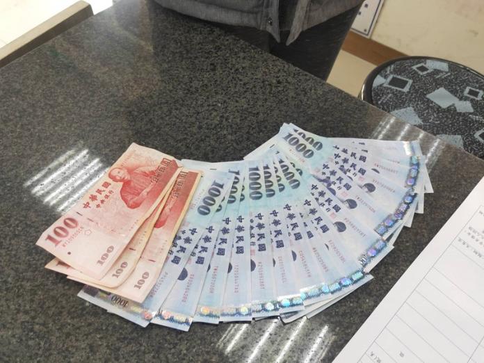 發大財！一張張千元鈔票　從騎士口袋飄出
