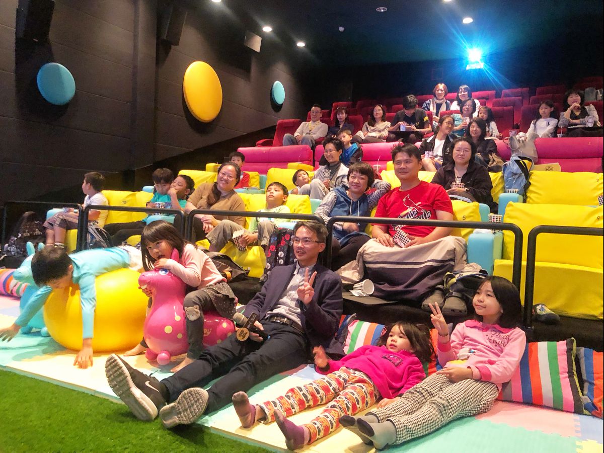 ▲ in89駁二電影院全新打造「BOOM BOOM影廳」鋪設草皮、跳跳馬、大龍球供兒童玩樂。（圖／記者陳美嘉攝）