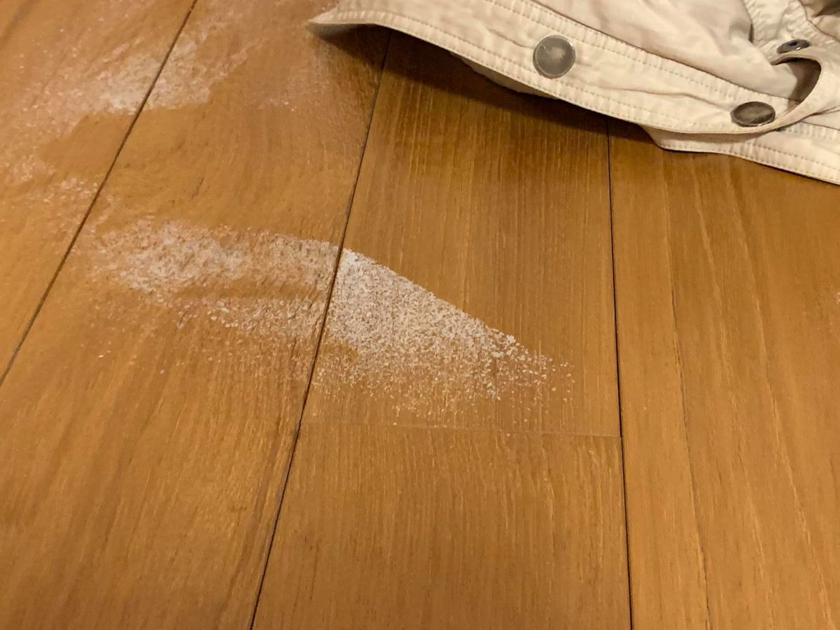 ▲一名女子誤將酒精噴灑到木地板上，隨即出現許多白點。（圖／翻攝爆怨公社）