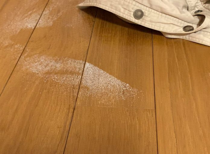 ▲一名女子誤將酒精噴灑到木地板上，隨即出現許多白點。（圖／翻攝爆怨公社）