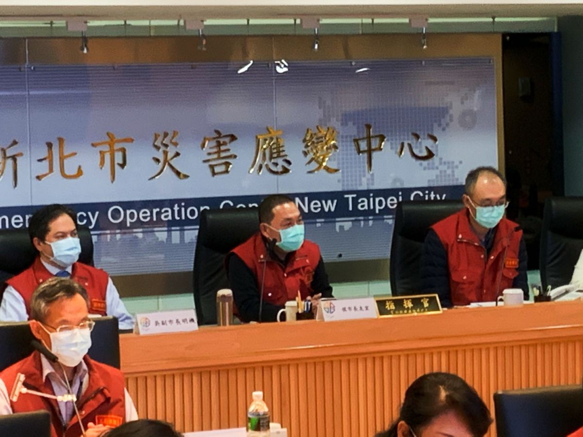 ▲市長侯友宜主持會議時提出各級學校開學前必須準備好額溫槍、酒精等防疫物資，因目前仍有不足。（圖／記者宋原彰攝）
