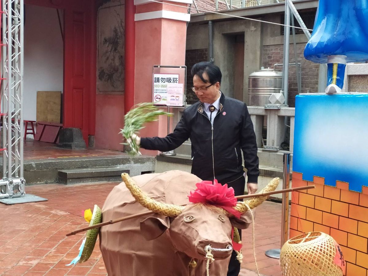 ▲彰化市長林世賢手持柳條打春牛，象徵立春之際，打醒春牛，提醒人們要開始勤奮工作。（圖／記者葉靜美攝，2020.02.04）