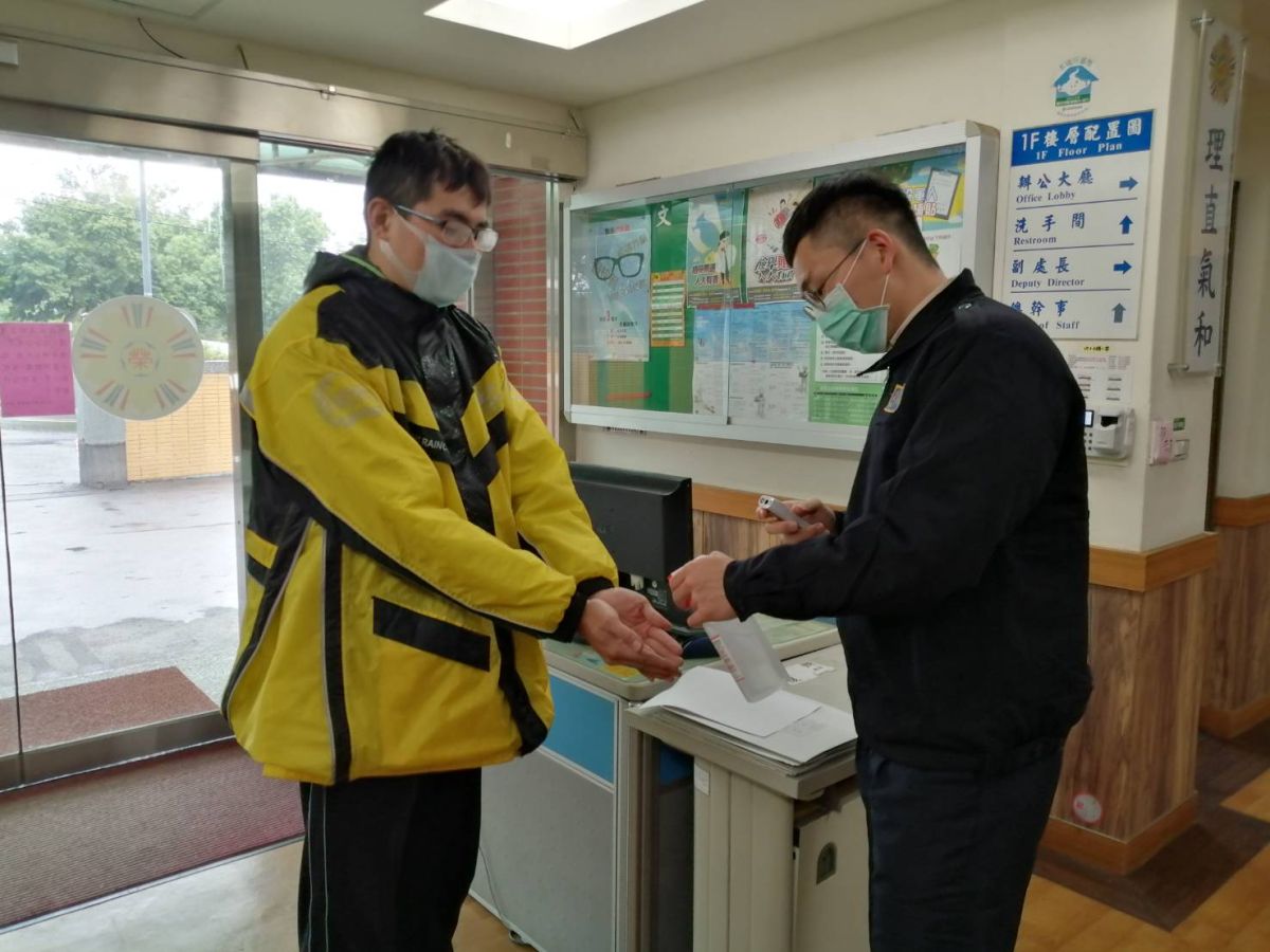 ▲彰化縣榮民服務處管制單一出入口進出，職員工及洽公民眾均須測量體溫，噴灑酒精消毒雙手。（圖／記者陳雅芳攝，2020.02.04）