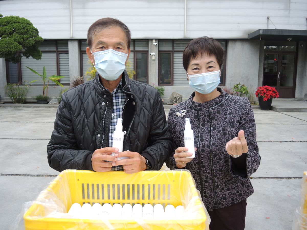 ▲田中工業區愛康製藥廠主動提供防疫消毒用酒精免費提供給有急需的民眾分享，民眾排隊出現人龍。（圖／記者陳雅芳攝，2020.02.04）