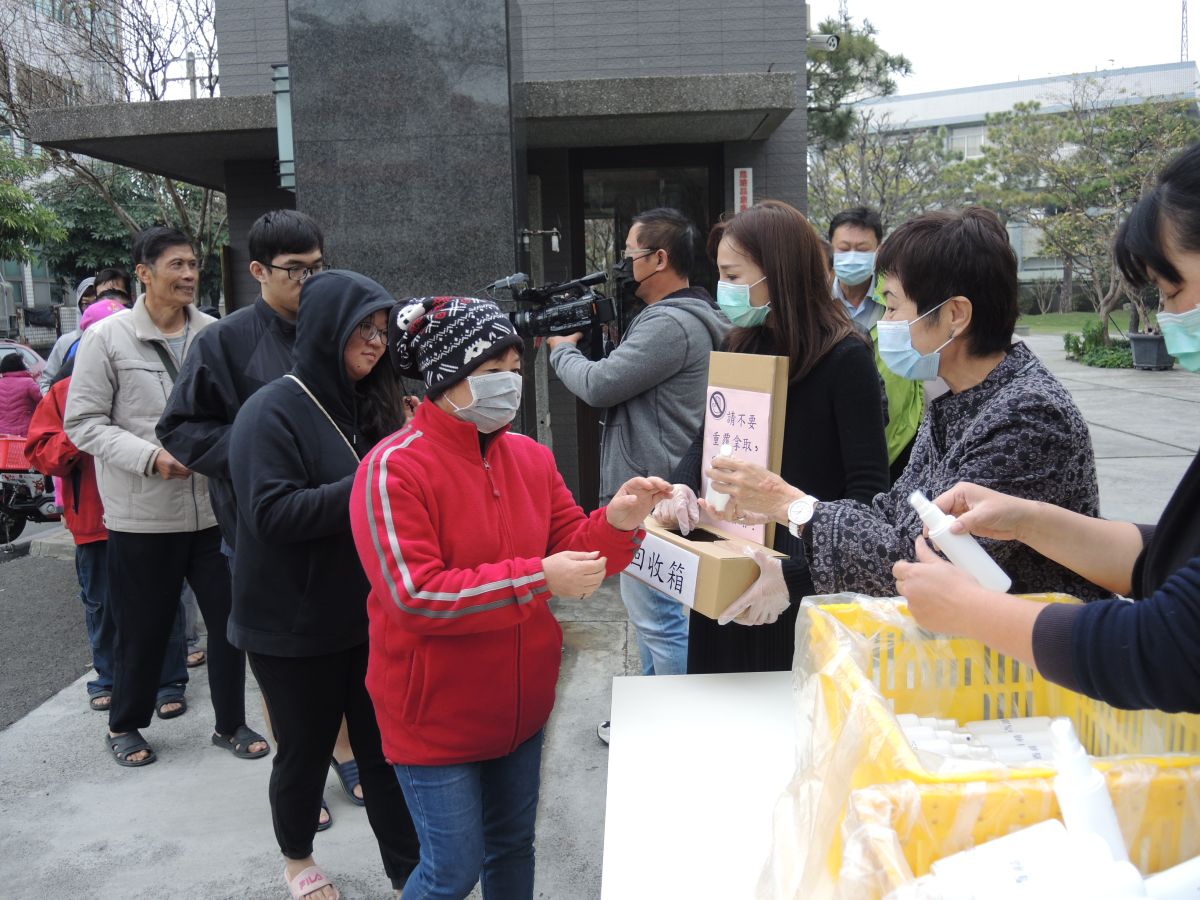 ▲武漢肺炎爆發以來，彰化首次有人提供酒精贈送，吸引上千人來排隊。（圖／記者陳雅芳攝，2020.02.04）