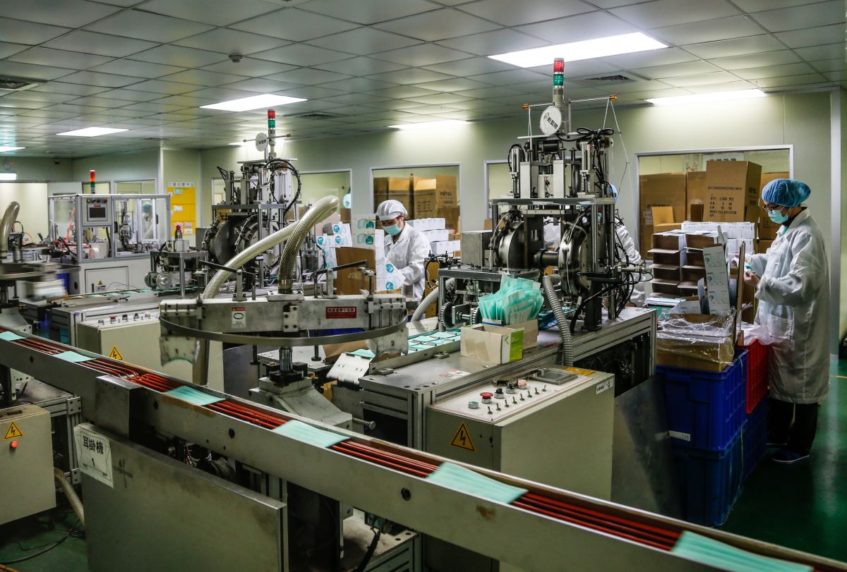 ▲彰化縣備指揮部調撥16名人力支援華新集團口罩工廠，希望能增加口罩工廠的產能。（圖／記者陳雅芳攝，2020.02.04）