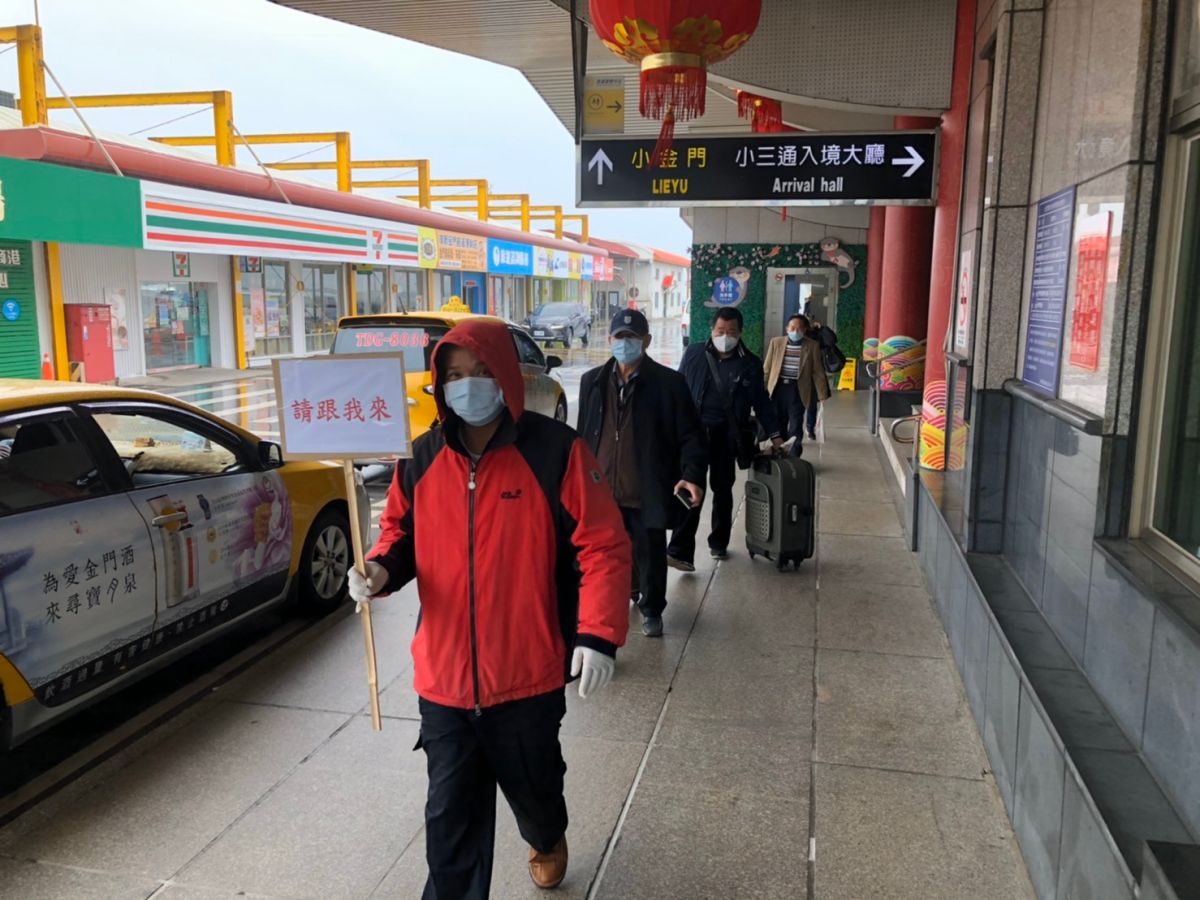 ▲小三通旅客返國後，由專人引導出境，嚴禁趴趴走。（圖／金門縣政府提供）