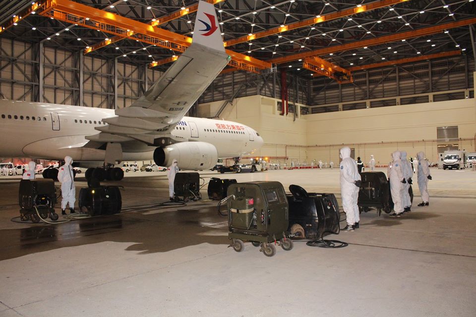 ▲搭載滯留武漢台人包機3日晚間抵台，陸軍化學兵群前往桃園國際機場協助防疫消毒作業。（圖／翻攝自陸軍司令部臉書）