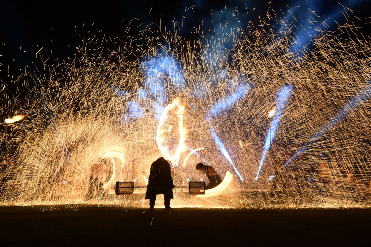 ▲將成真火舞團演出，以鋼絲棉創造出流星雨式火光，全場氣勢令到場民眾直呼「過癮」。（圖／記者陳雅芳攝，2020.02.05）