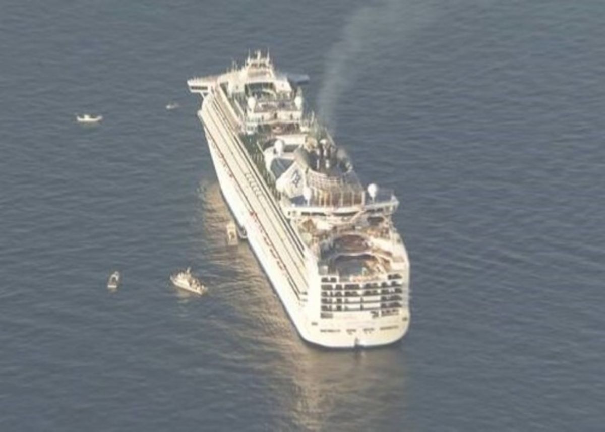 ▲曾搭載確診武漢肺炎香港老翁的鑽石公主號，3日晚間抵日本橫濱港停在外海，船上3711人被隔離。（圖／翻攝日本NHK新聞畫面）