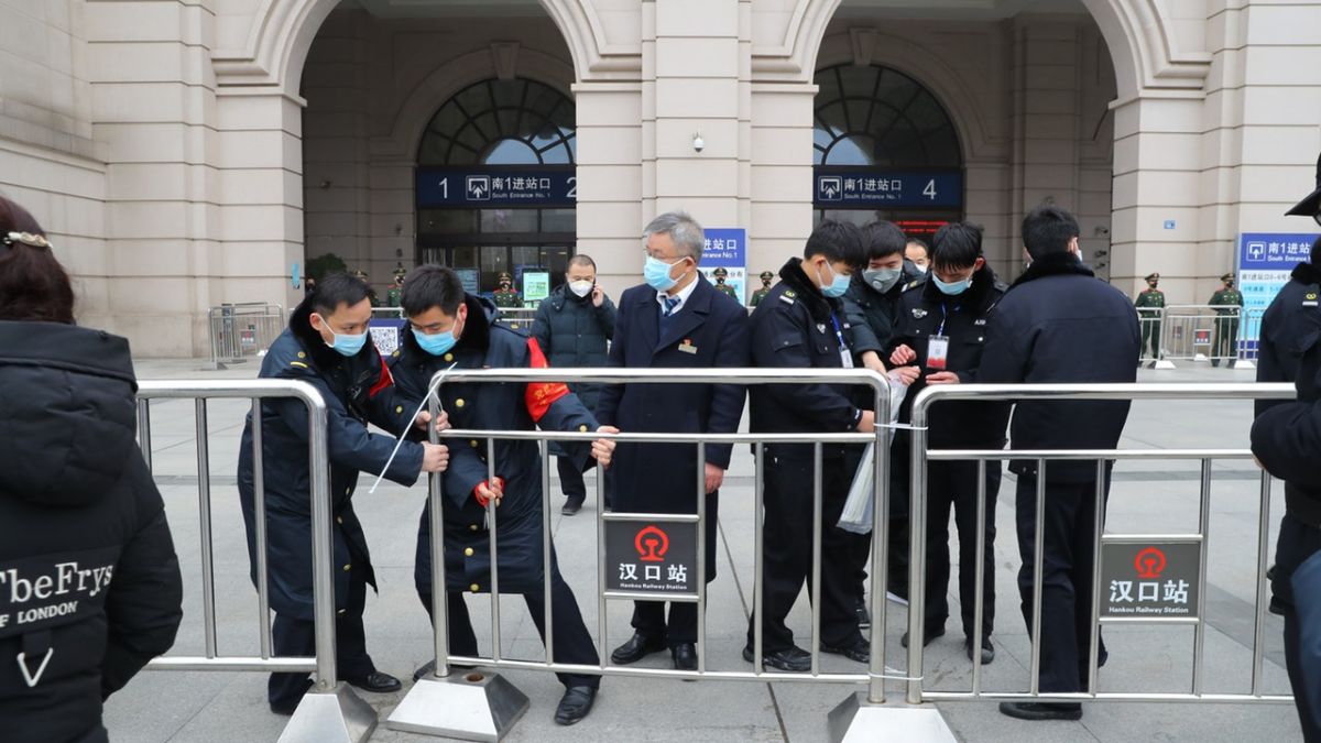 ▲漢口車站的管制人員。（圖／翻攝自《香港 01 》）