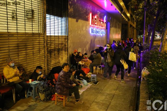 ▲等著購買口罩的香港市民。（圖／翻攝自《香港 01 》）