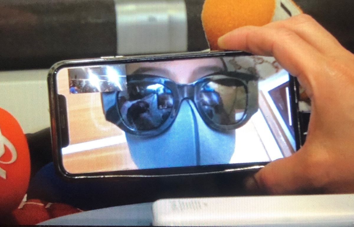 滯留在武漢的台灣人接受電話視訊訪問。 (圖/記者陳明安攝)