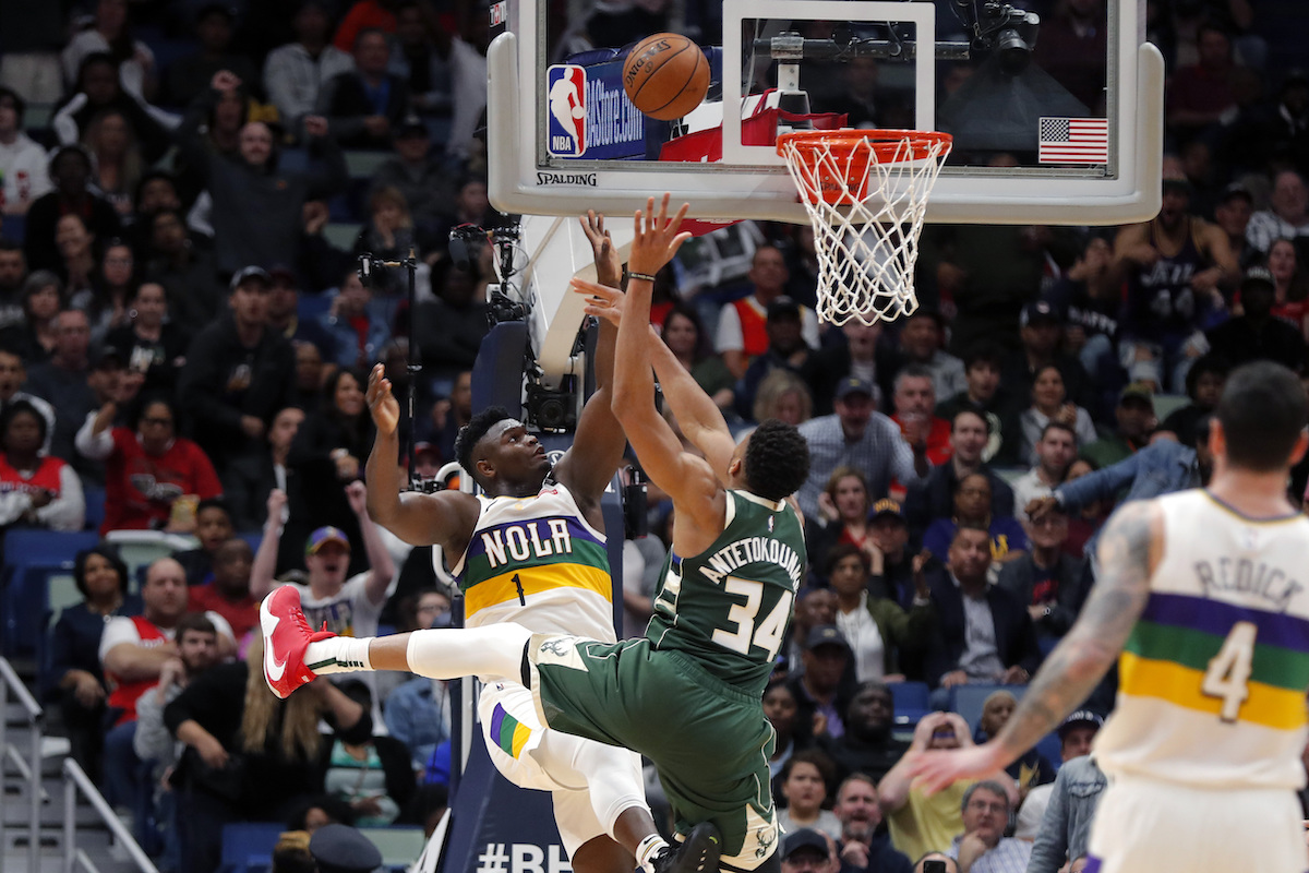 鵜鶘隊狀元Zion Williamson遭Giannis Antetokounmpo蓋火鍋。（圖／美聯社／達志影像）