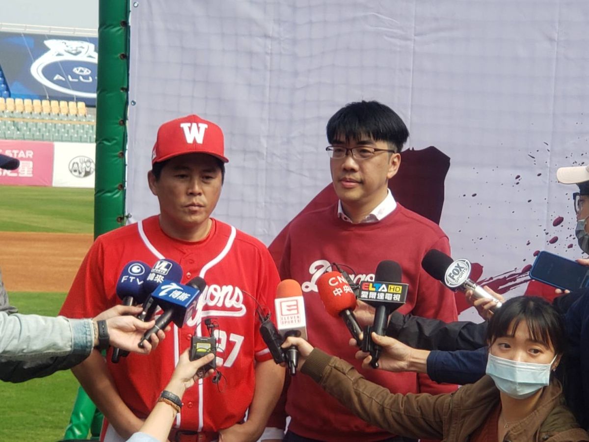 ▲味全總教練葉君璋和領隊吳德威。（圖／黃建霖攝）