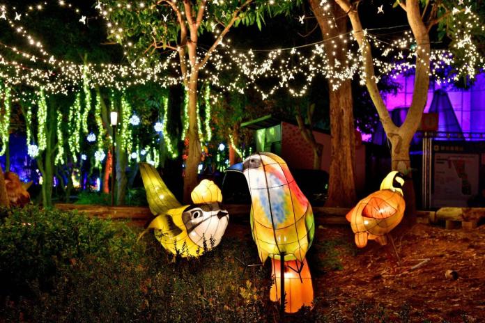 ▲「2020台灣燈會」后里森林園區的中央燈區，首次創新遊客五感體驗，讓五光十色的燈具變成與遊客互動的裝置藝術。 (圖／柳榮俊翻攝2020.2.5)
