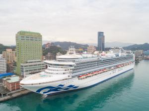 ▲2020年在橫濱進行離岸檢疫的公主遊輪「鑽石公主號」，爆發大規模群聚感染。（圖／取自公主遊輪官網www.princesscruises.com.tw）