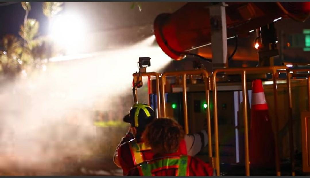 ▲武漢台商由包機方式返台，中央防疫指揮中心69人到台中安置隔離，隔離車隊進入台中轄區，環保局出動消毒車進行嚴密消毒。(圖／柳榮俊翻攝2020.2.5)