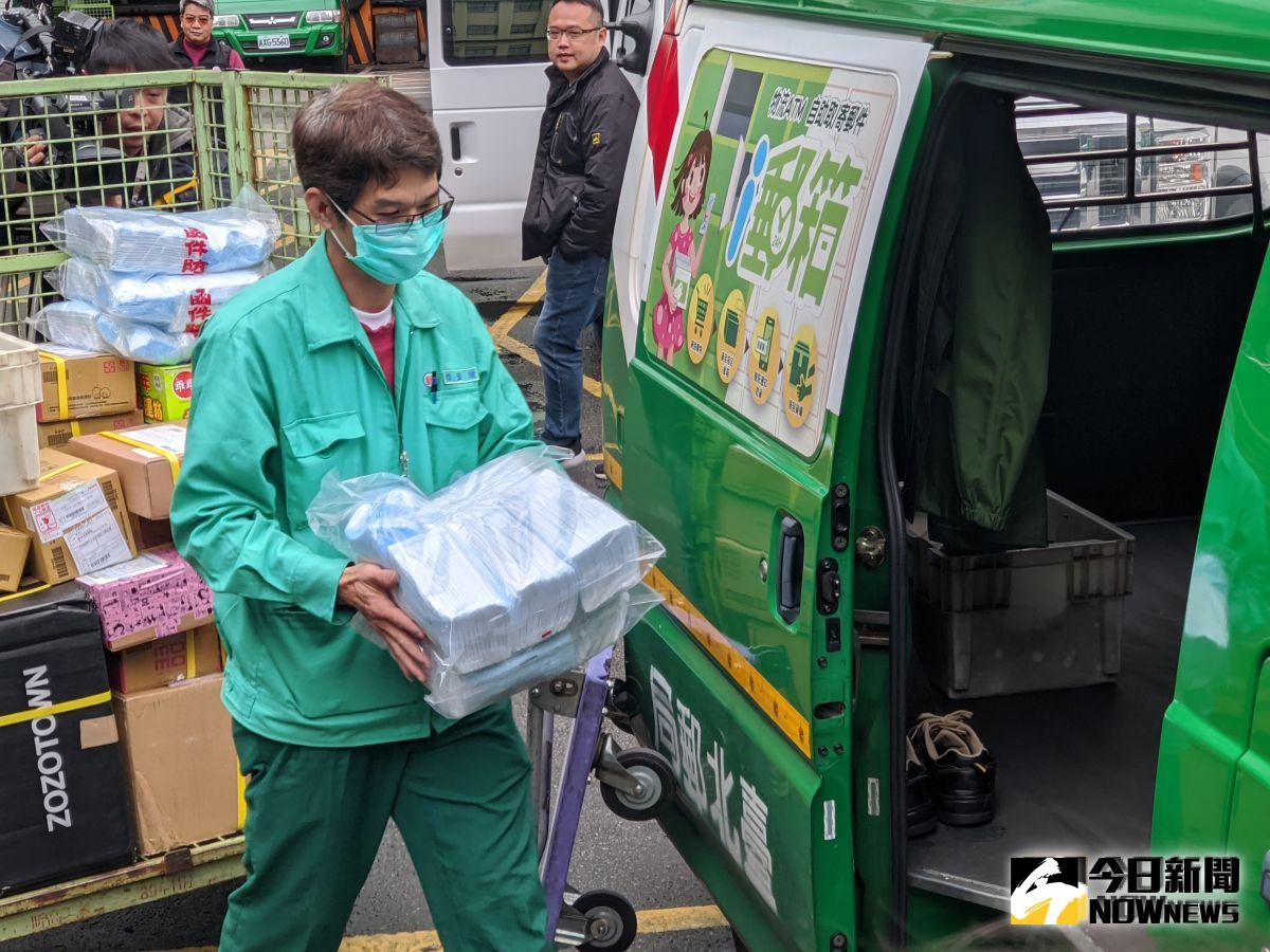 ▲明日起口罩將採實名制販售，中華郵政今（ 5 ）日起執行口罩配送任務，預計動用約 3,000 名人力。（圖／記者陳致宇攝, 2020.02.05）
