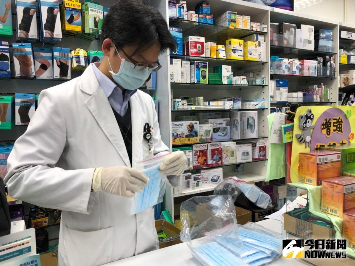 ▲健保藥局每日收到 200 片成人與 50 片兒童口罩，再由藥師分裝販售。（圖／記者陳致宇攝, 2020.02.05）