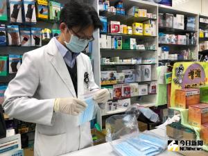 ▲健保藥局每日收到 200 片成人與 50 片兒童口罩，再由藥師分裝販售。（圖／記者陳致宇攝, 2020.02.05）